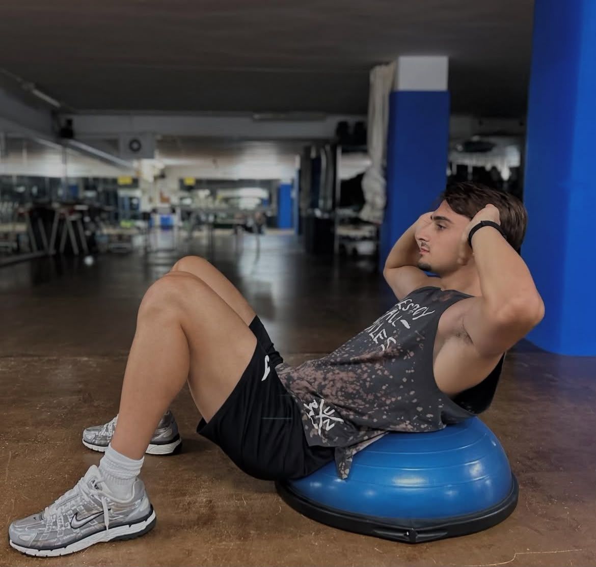 Esercizio di ginnastica aerobica su bosu ball ad ASD Athena