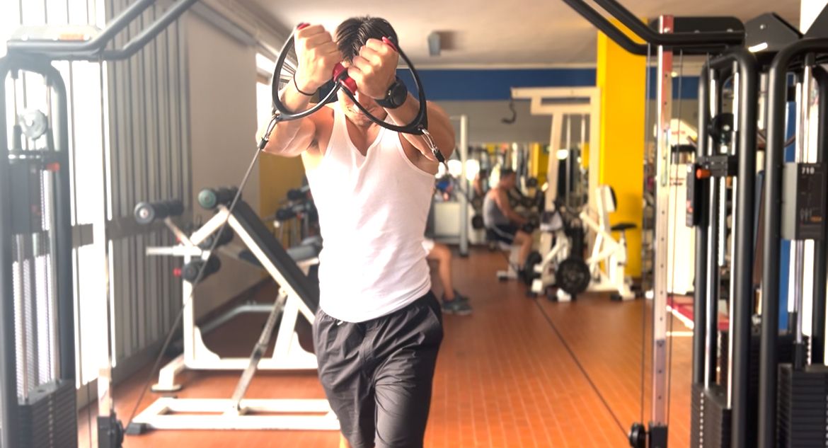 Atleta ai cavi durante l'allenamento nella palestra ASD Athena di Maglie