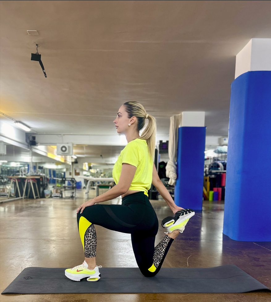 Socia esegue un esercizio di mobilità e stretching ad ASD Athena Maglie